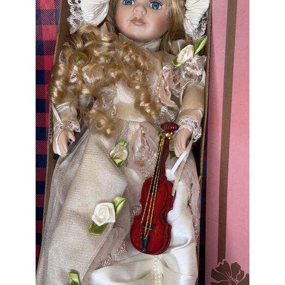 JOSEPHINA COLLECTION 18" FINE PORCELAIN ANIMATED MUSICAL DOLL IN BOX - Picture 3 of 8